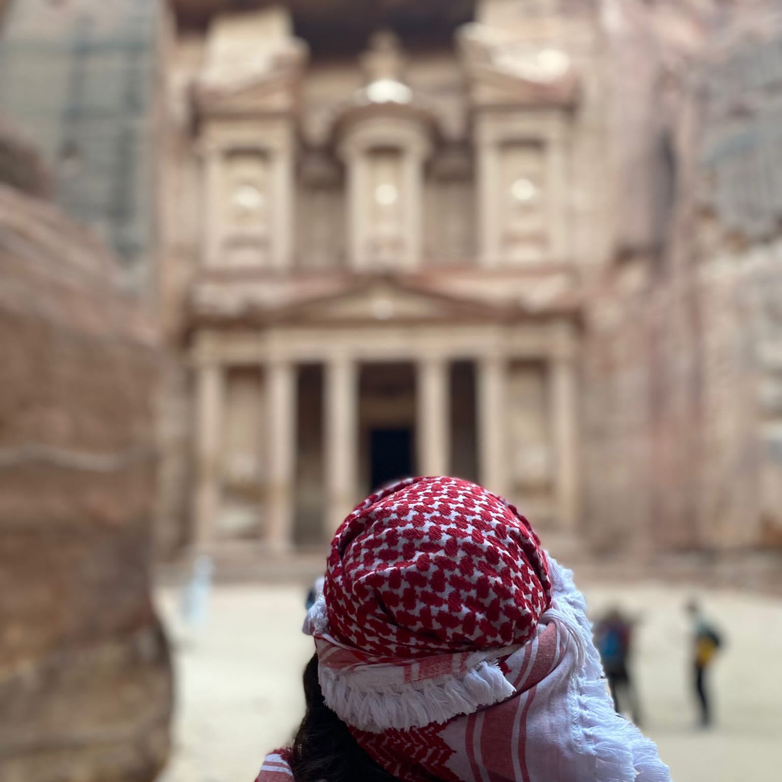 Turista con Kufiyya jordana en el tesoro de Petra