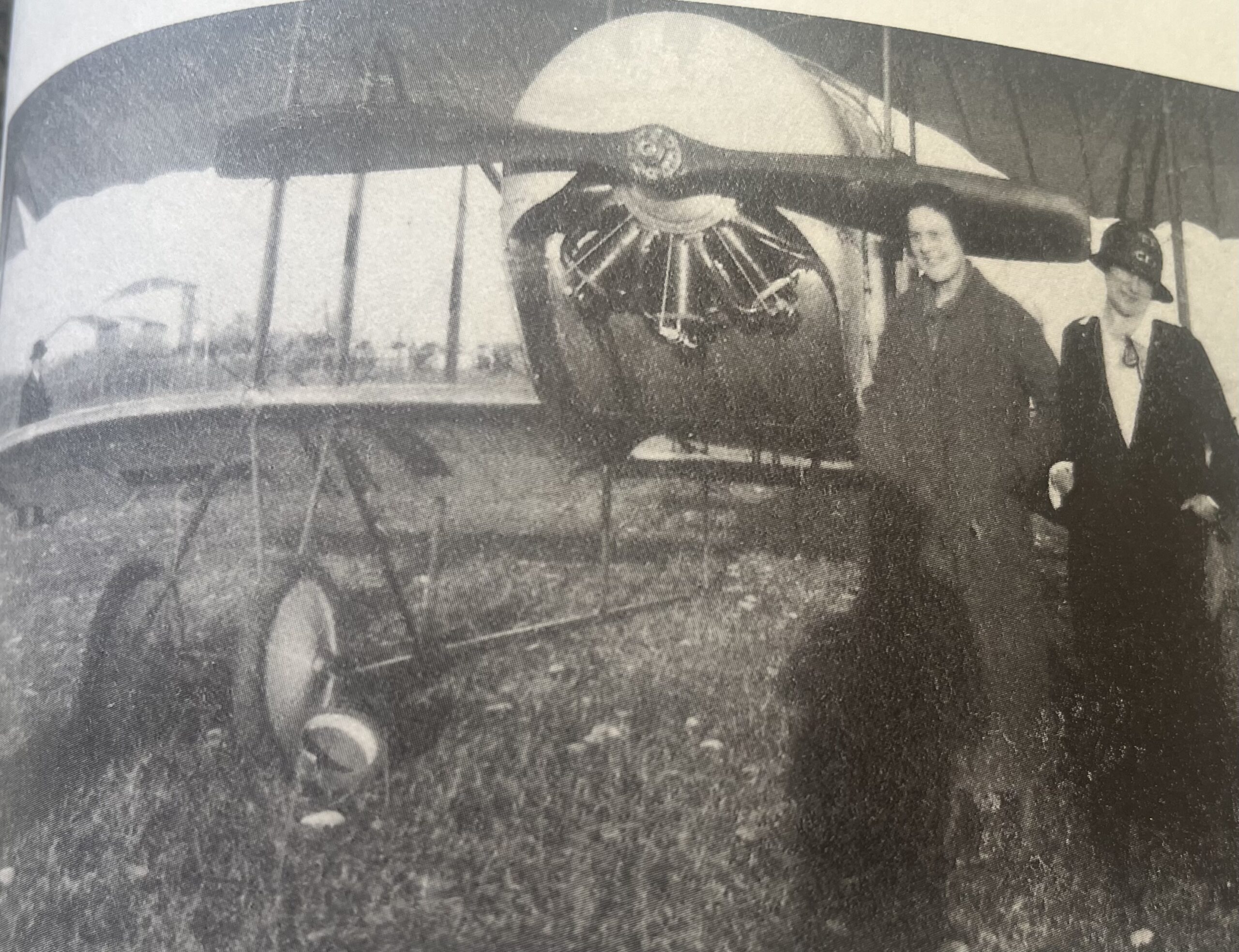 Inés Luna Terrero y Lilí junto a un aeroplano