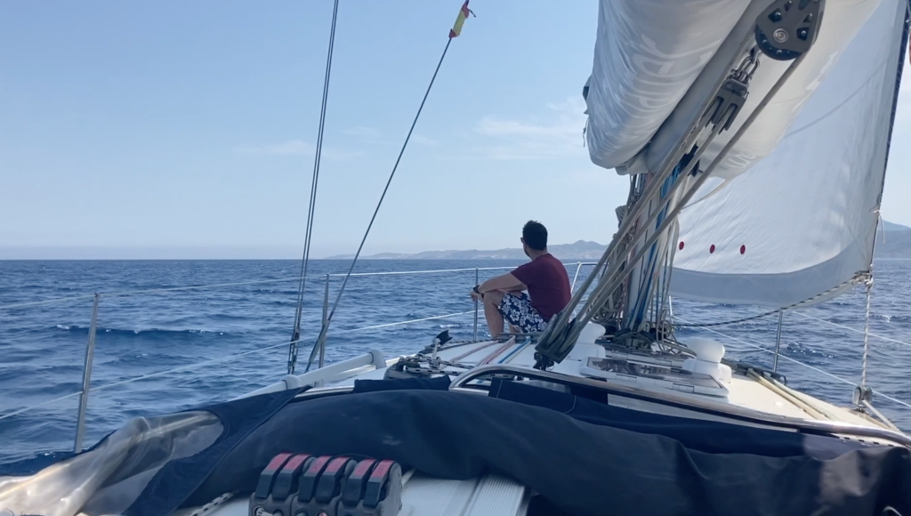 Viento en popa a toda vela. Navegando durante nuestra ruta por la Costa Brava en velero