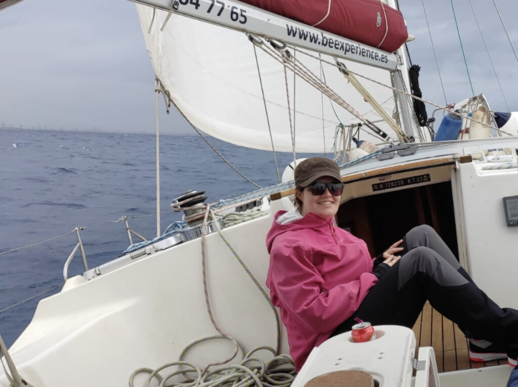 Sentada en la bañera del barco durante la navegación