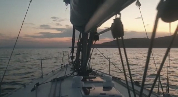 Navegando al atardecer durante la ruta en velero por la Costa Brava