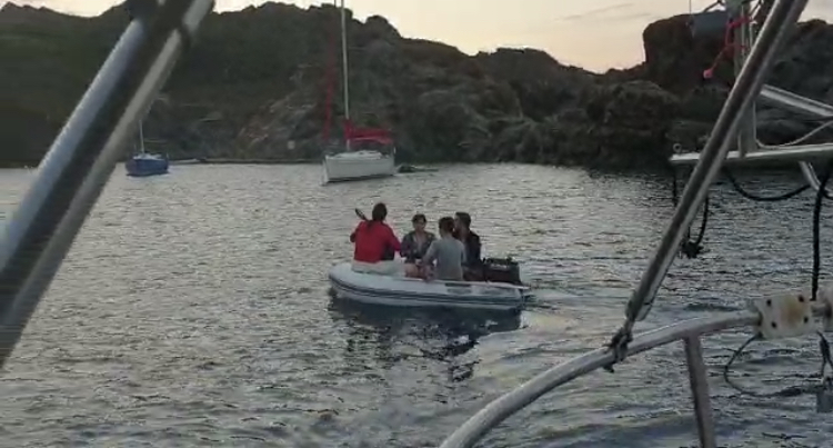 Misión diplomática en cala Culip durante nuestra ruta en velero por la Costa Brava.