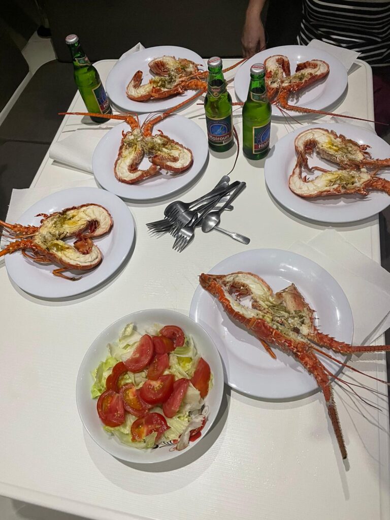 Langostas para cenar en Canouan (San Vicente y Granadinas)