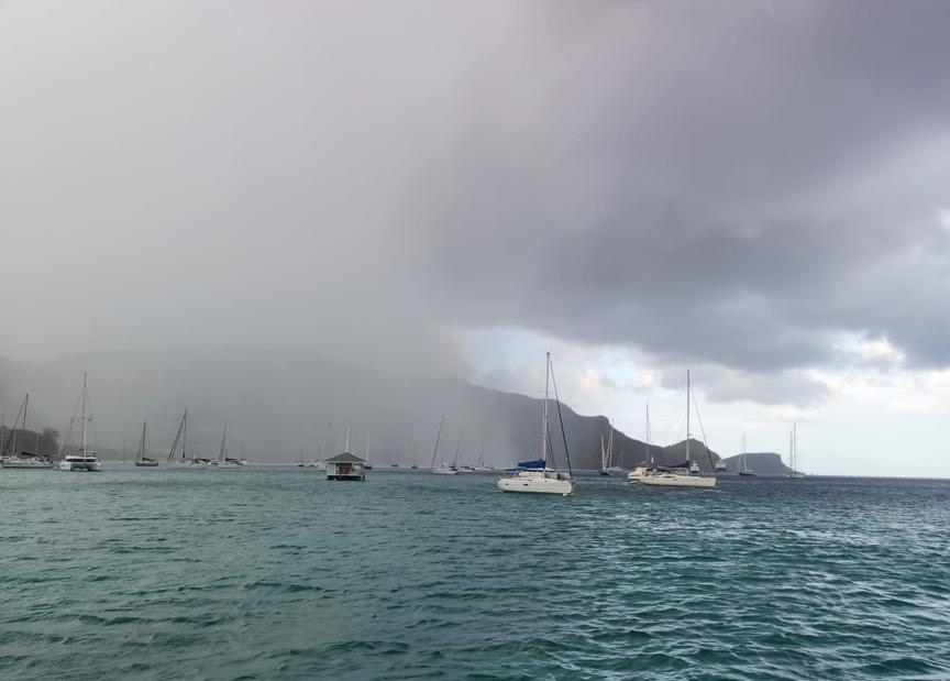 Pequeña tormenta que usamos como ducha en el Caribe