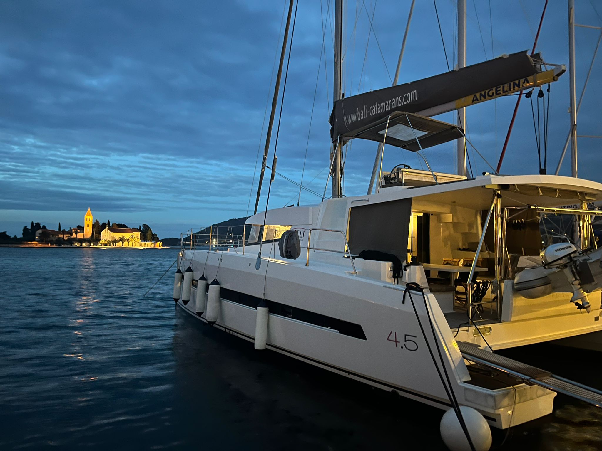 Vistas de nuestro catamarán en el puerto de Vis al atardecer