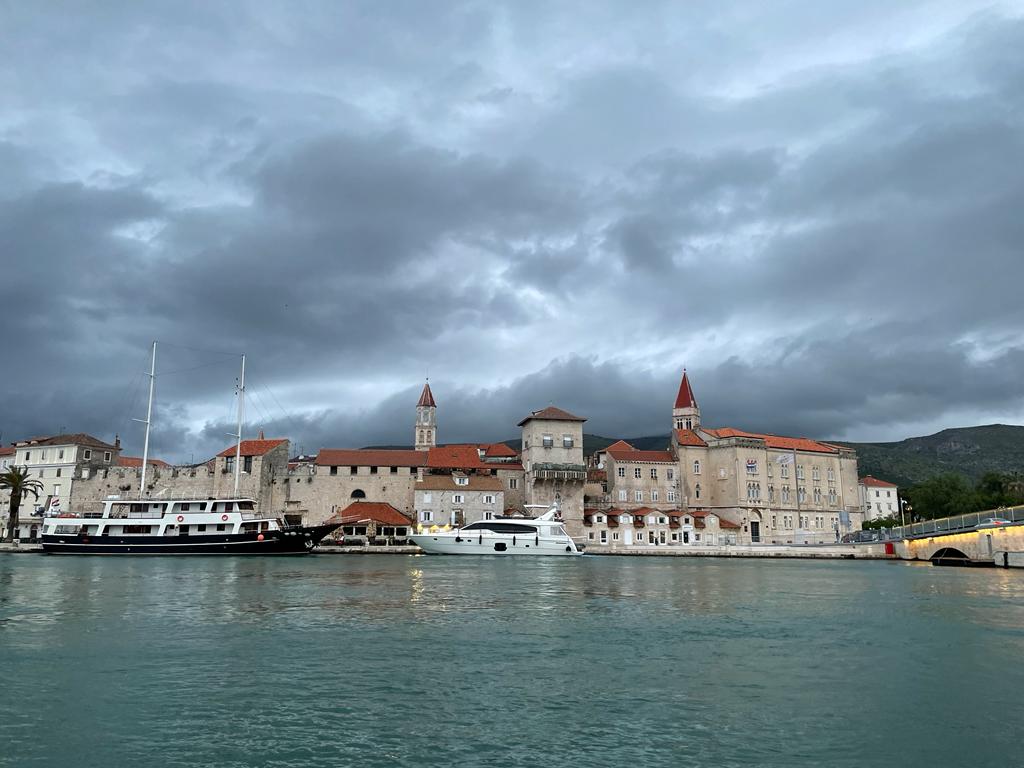 Vistas de Trogir desde el puerto