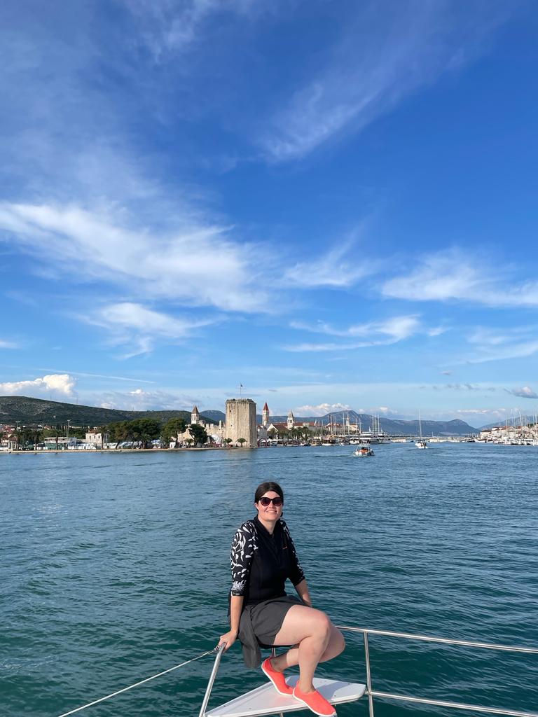 Llegando al puerto de Trogir.Puerto base en el viaje por Croacia en catamarán.