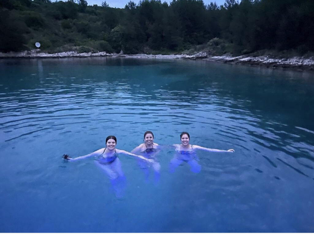 Probando las aguas de la bahía de Privinja