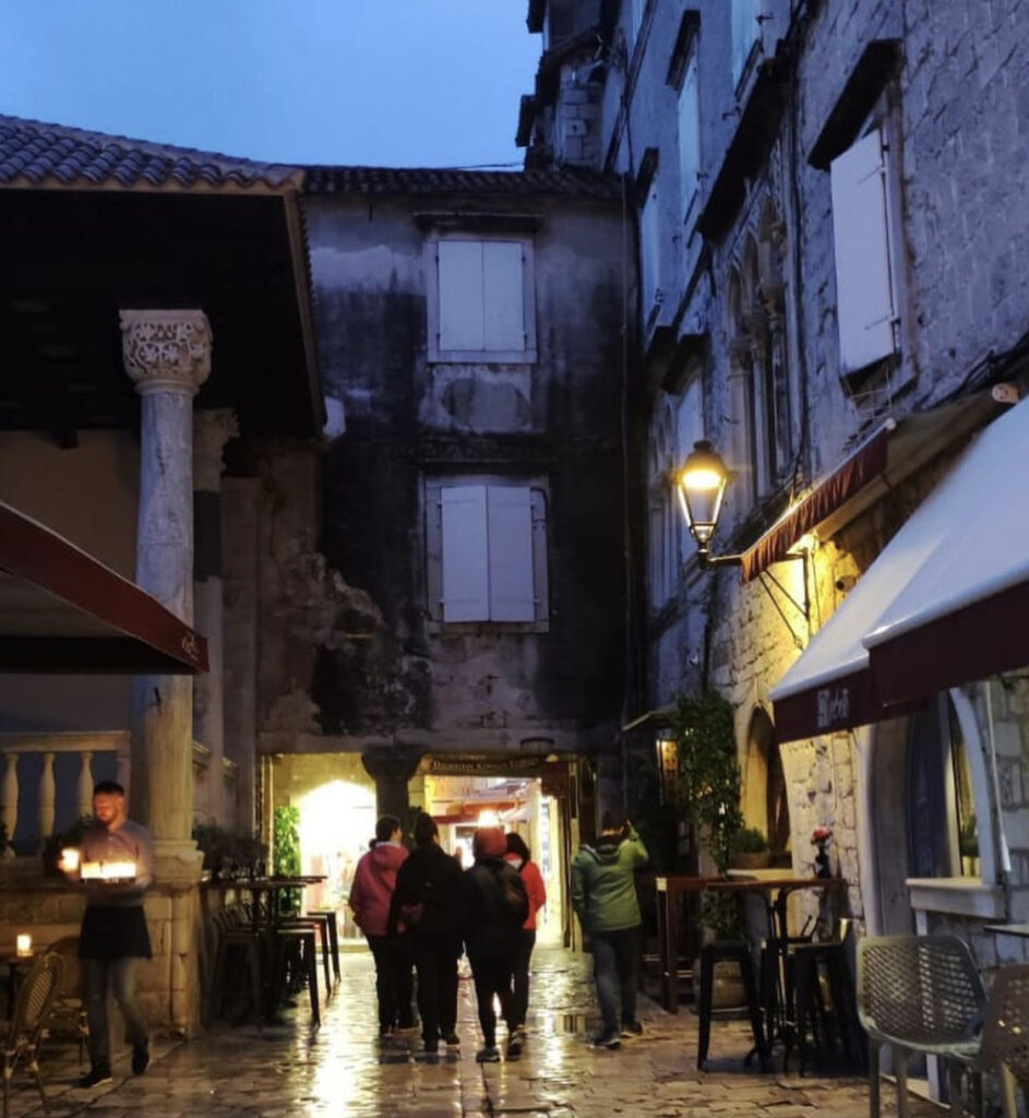 Paseando por Trogir bajo la lluvia