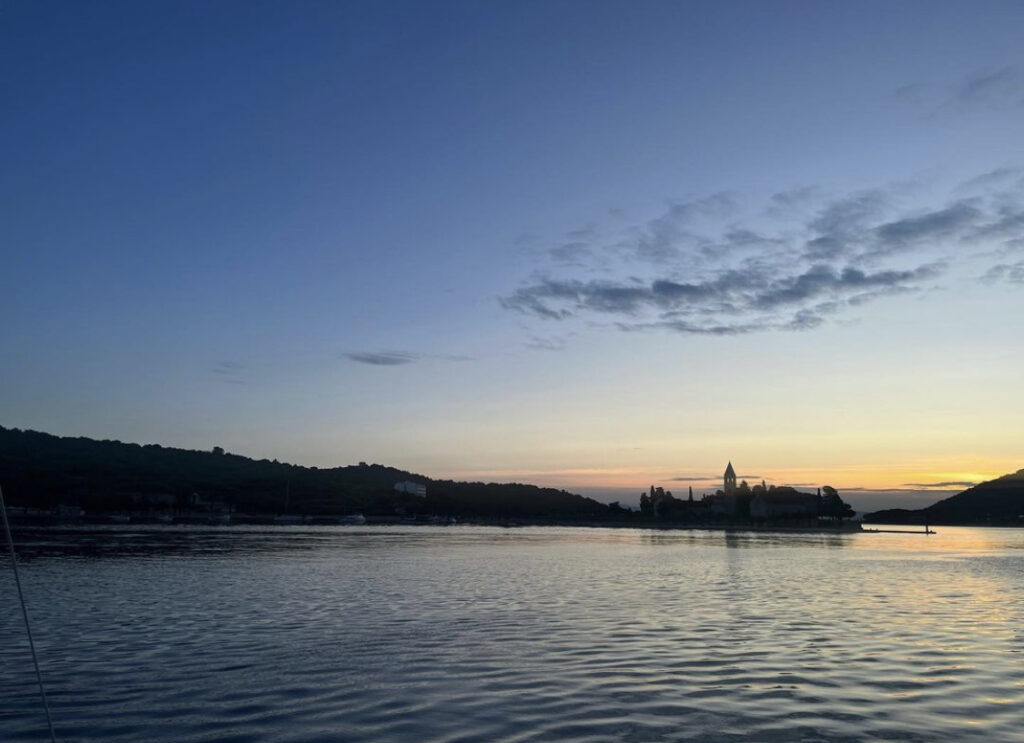 Amanecer desde el puerto de Vis