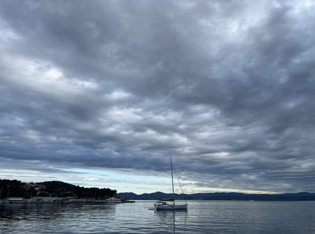 Cielos tormentosos en nuestra navegación por Croacia en catamarán