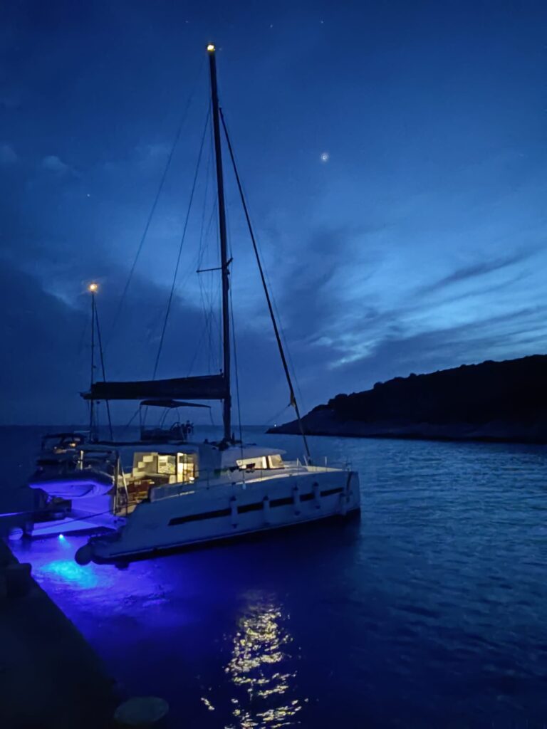 Última noche por Croacia en catamarán. Bahía Porat (Vis)