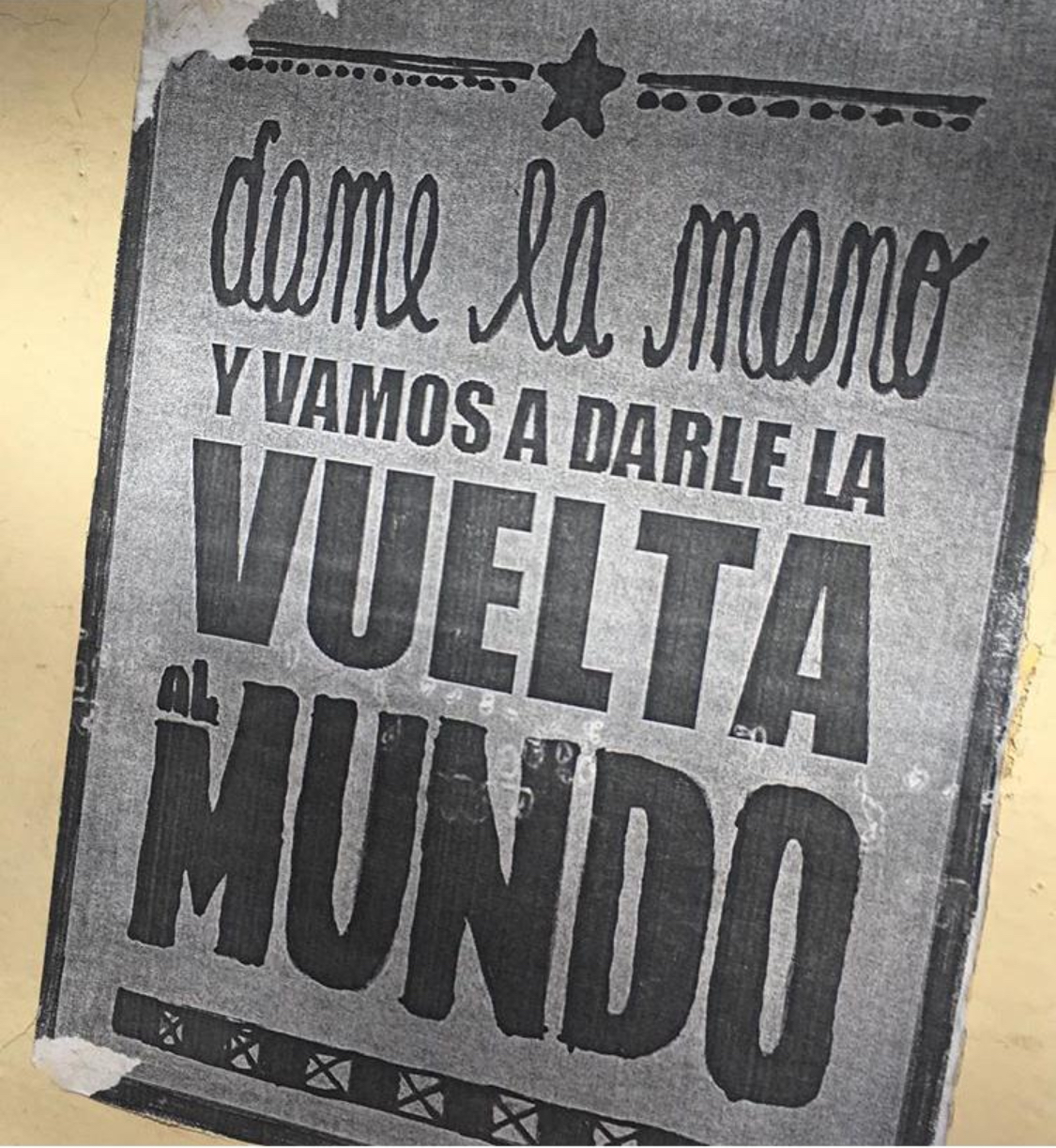 Dame la mano y vamos a darle la vuelta al mundo