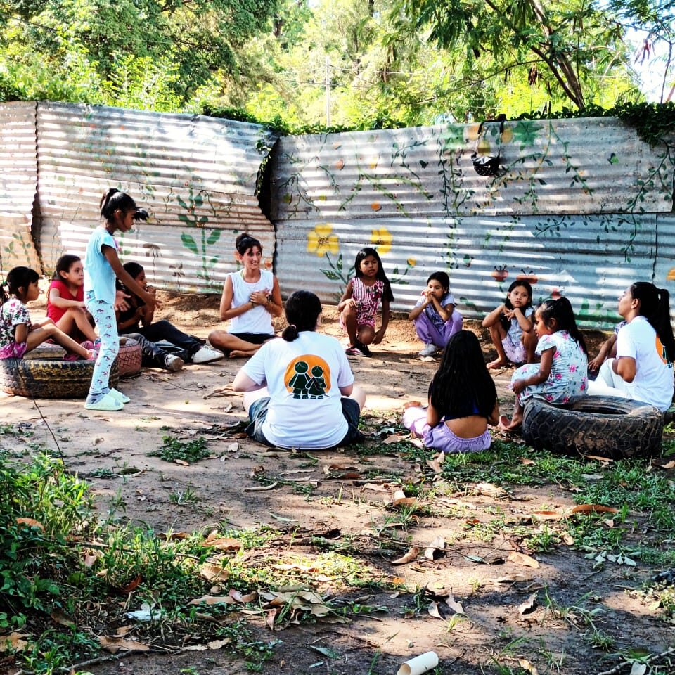 Taller de yoga durante el viaje de voluntariado en Pata Pila