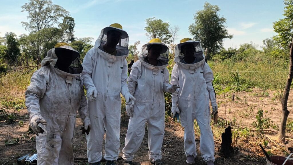 Visita a uno de los apicultores de Yacuy 