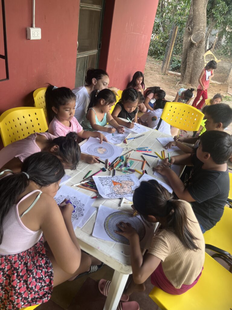 Dibujando en el centro Pata Pila de Yacuy 