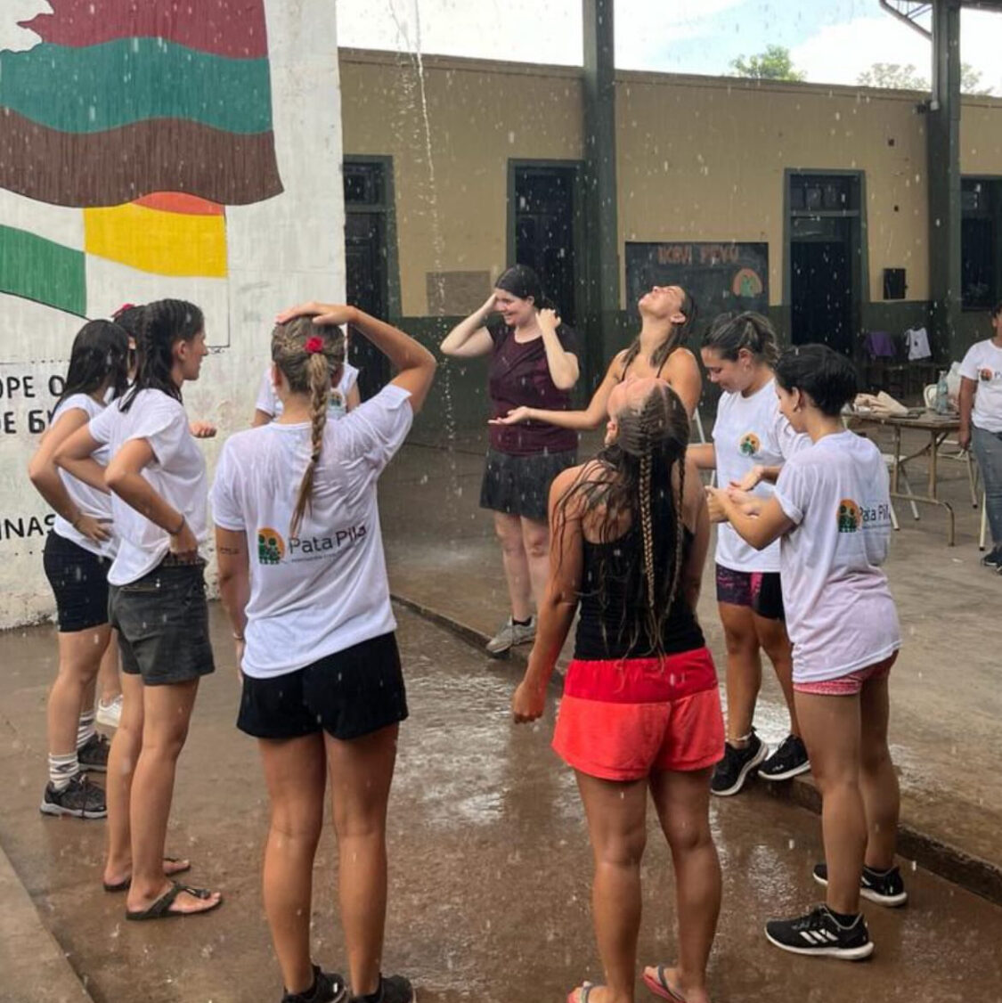 Bailando bajo la lluvia en el viaje de voluntarios de Pata Pila 2024