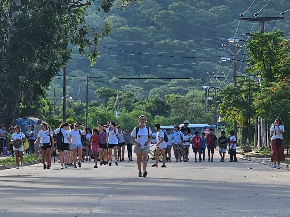 Recibimiento de los voluntarios a la llegada del colectivo