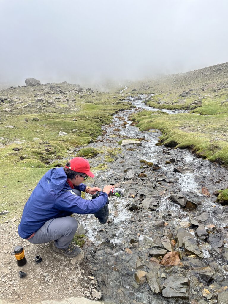 Recargando agua en uno de los arroyos del Cordón del Plata