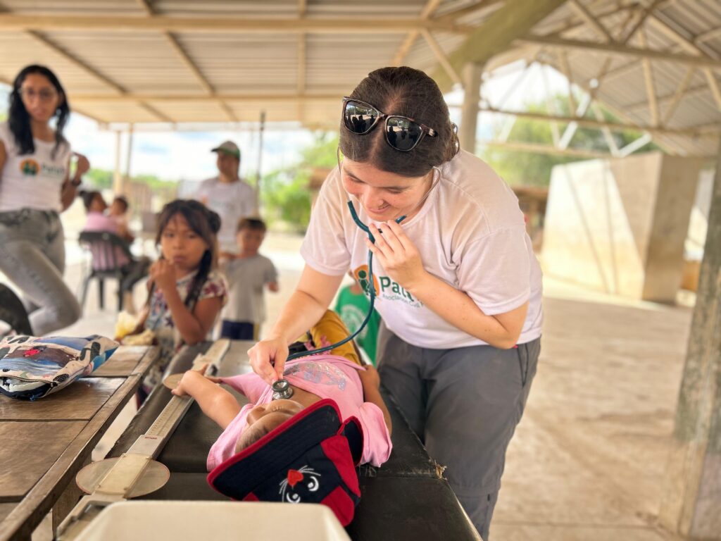 Voluntaria en Pata Pila. Atención en la comunidad de Misión La Paz 