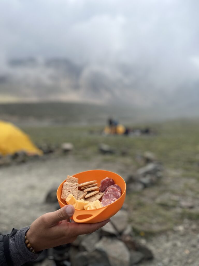 Comida para trekking. Fiambre y queso recién cortado.