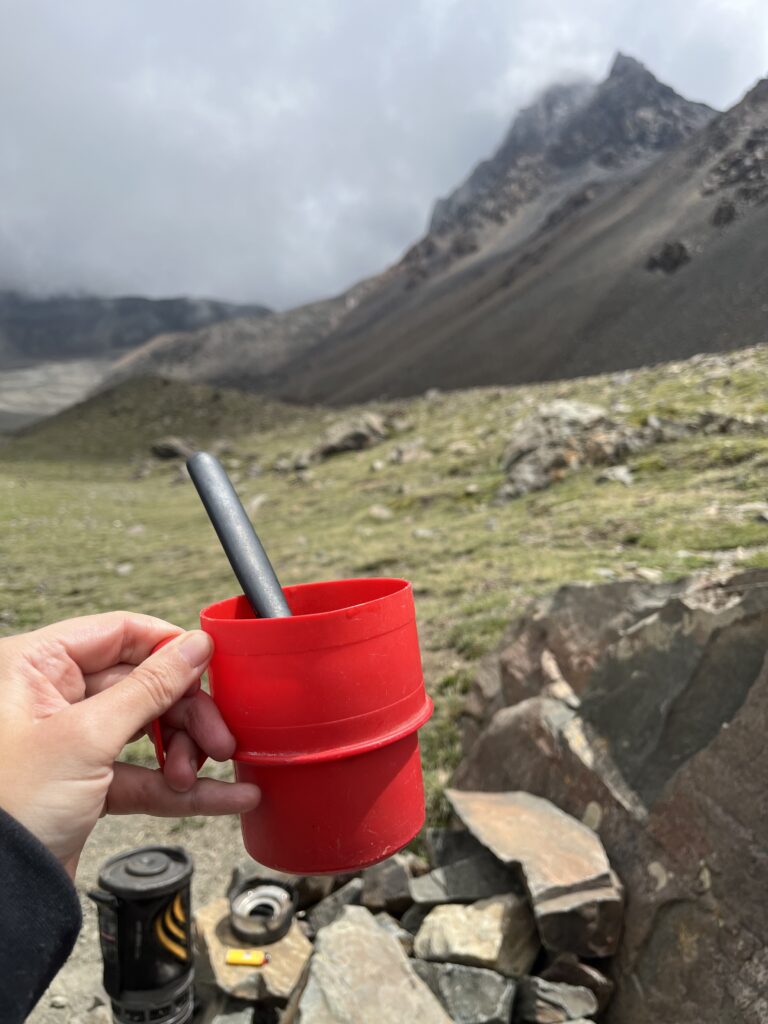 Sopa recién preparada en el hornillo de montaña