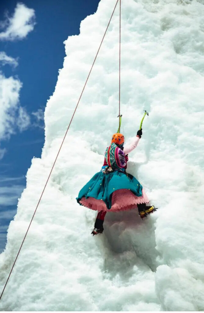 Cholita escalando un gran muro de hielo. Créditos David Jacome. Extraída de Ladera Sur. 