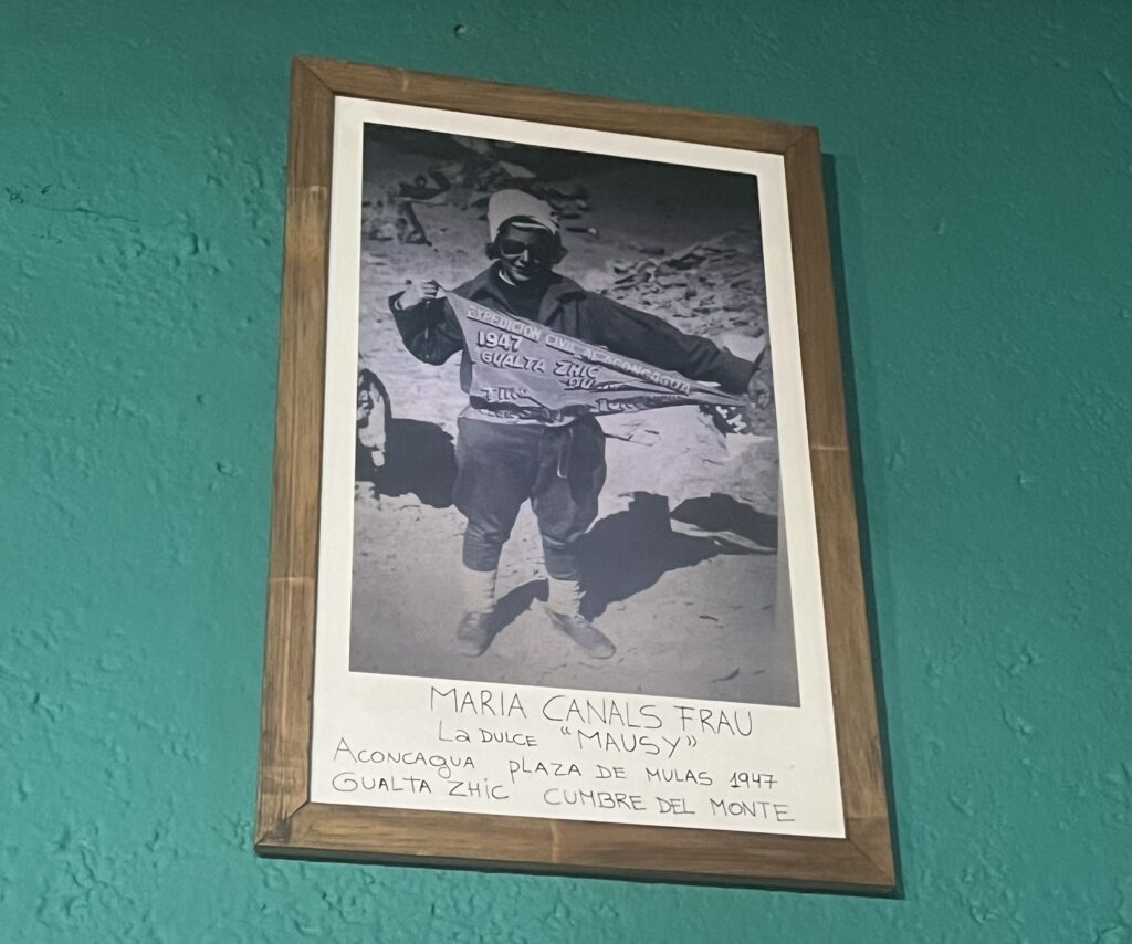 Fotografía de la pionera del alpinismo, María Canals Frau, en el refugio “Mausy”