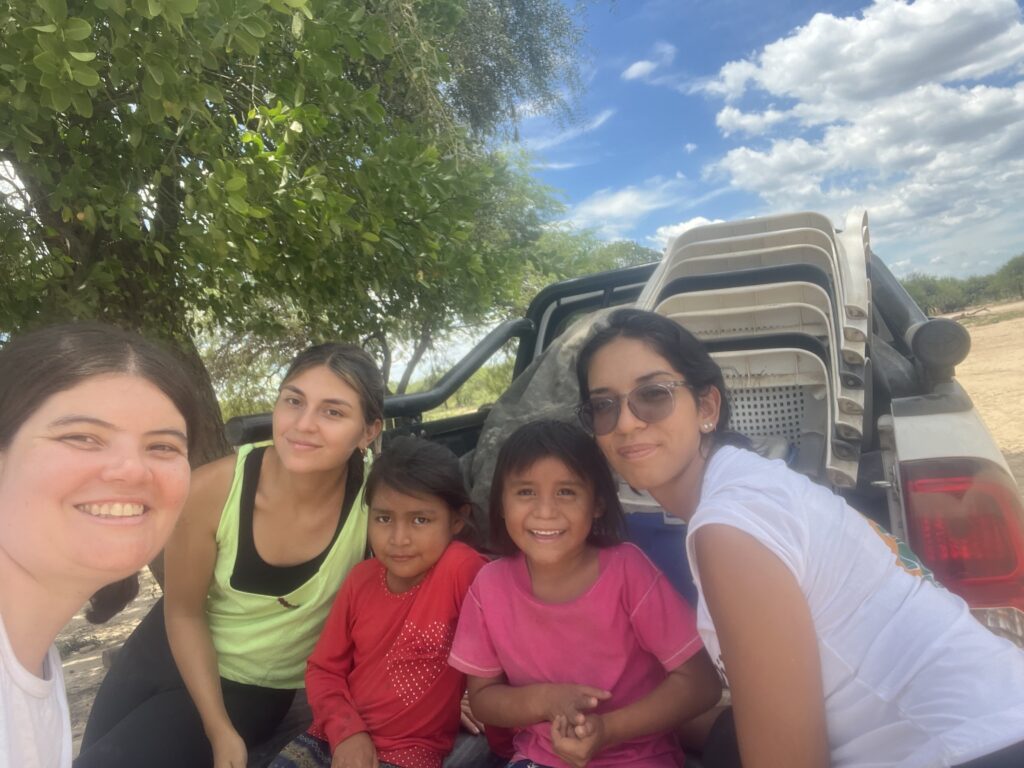 Selfi con algunos de los niños wichís de Santa Victoria Este