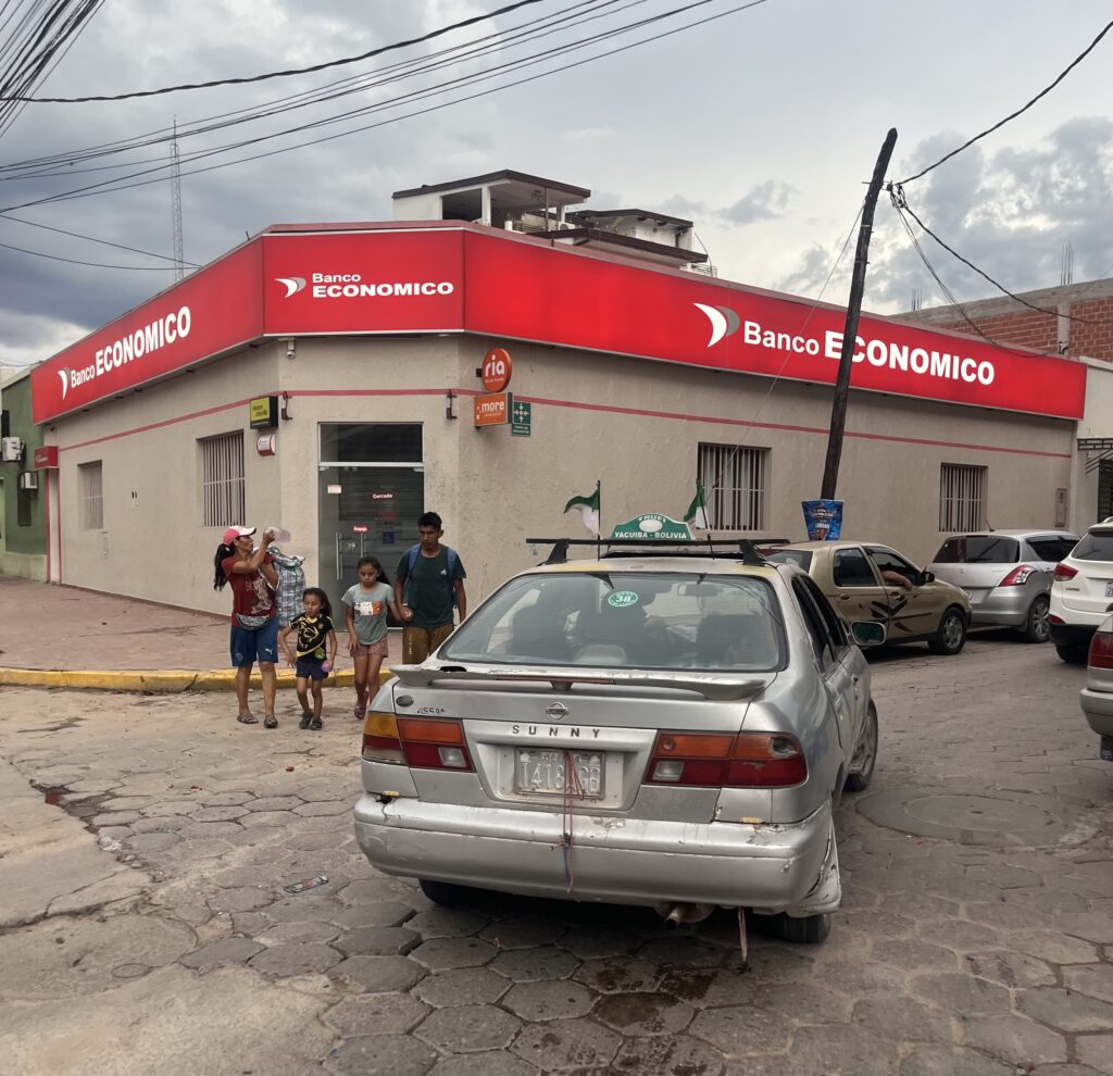 Trufi boliviano a la puerta del banco