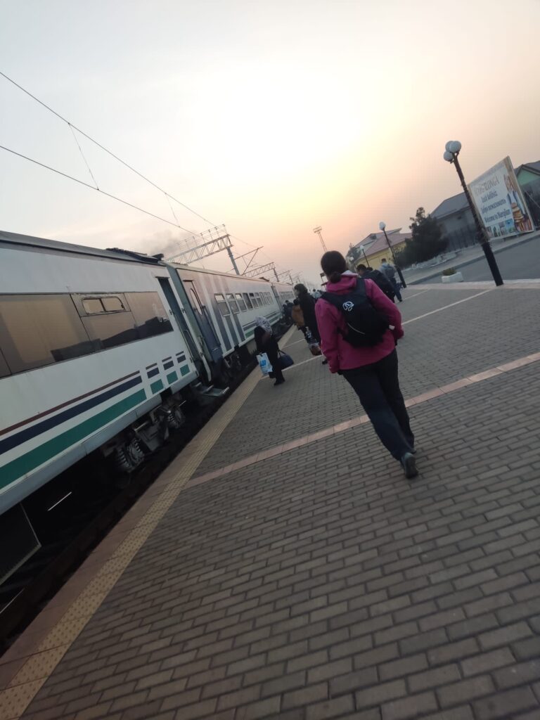 Mujer caminando en la estación de tren