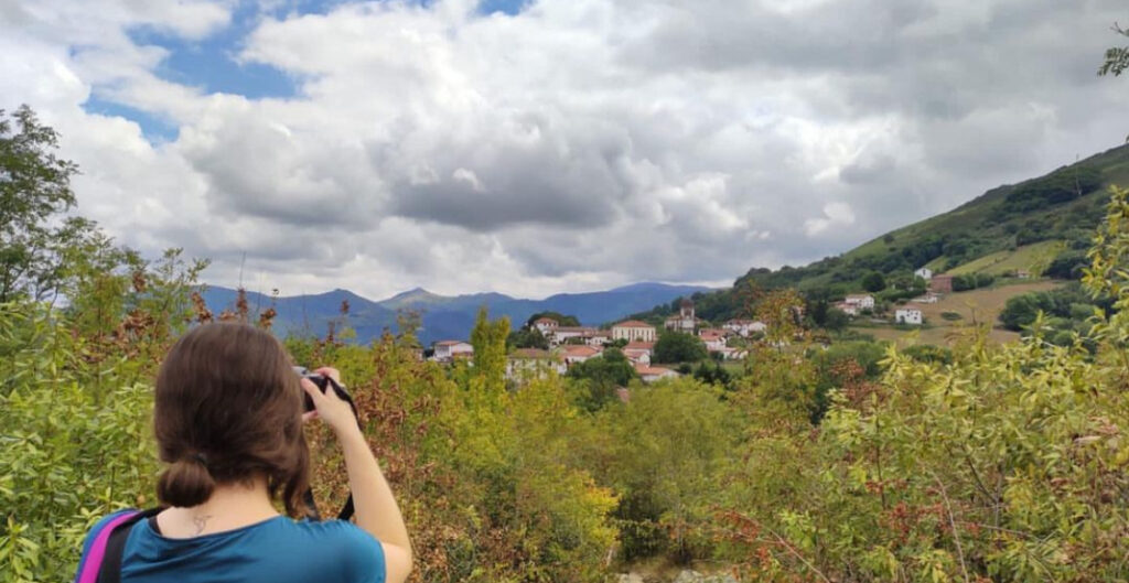 La foto de la foto en Zugarramurdi. El equipo fotográfico nunca puede faltar en la mochila