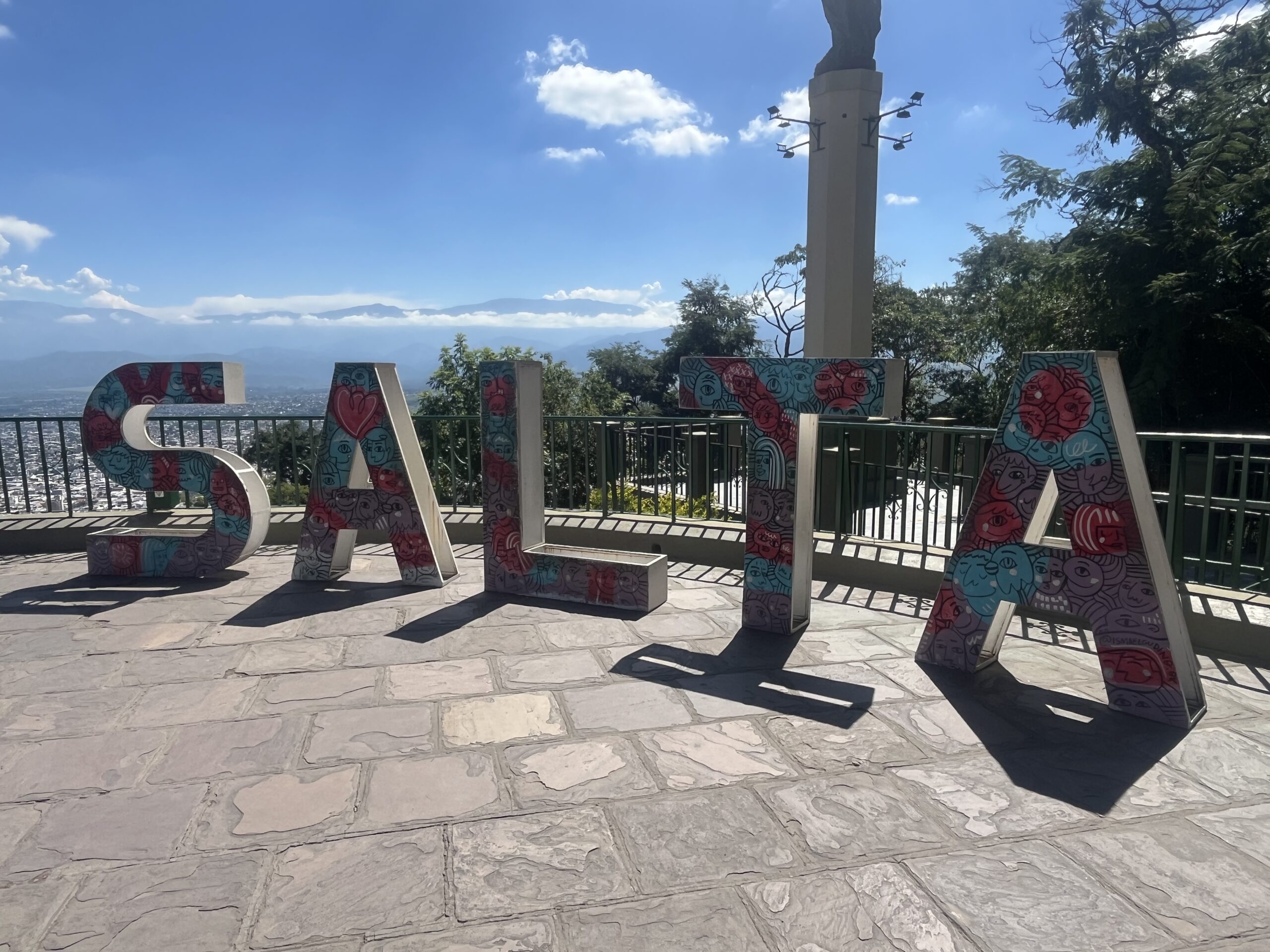 Letras de Salta en el cerro San Bernardo