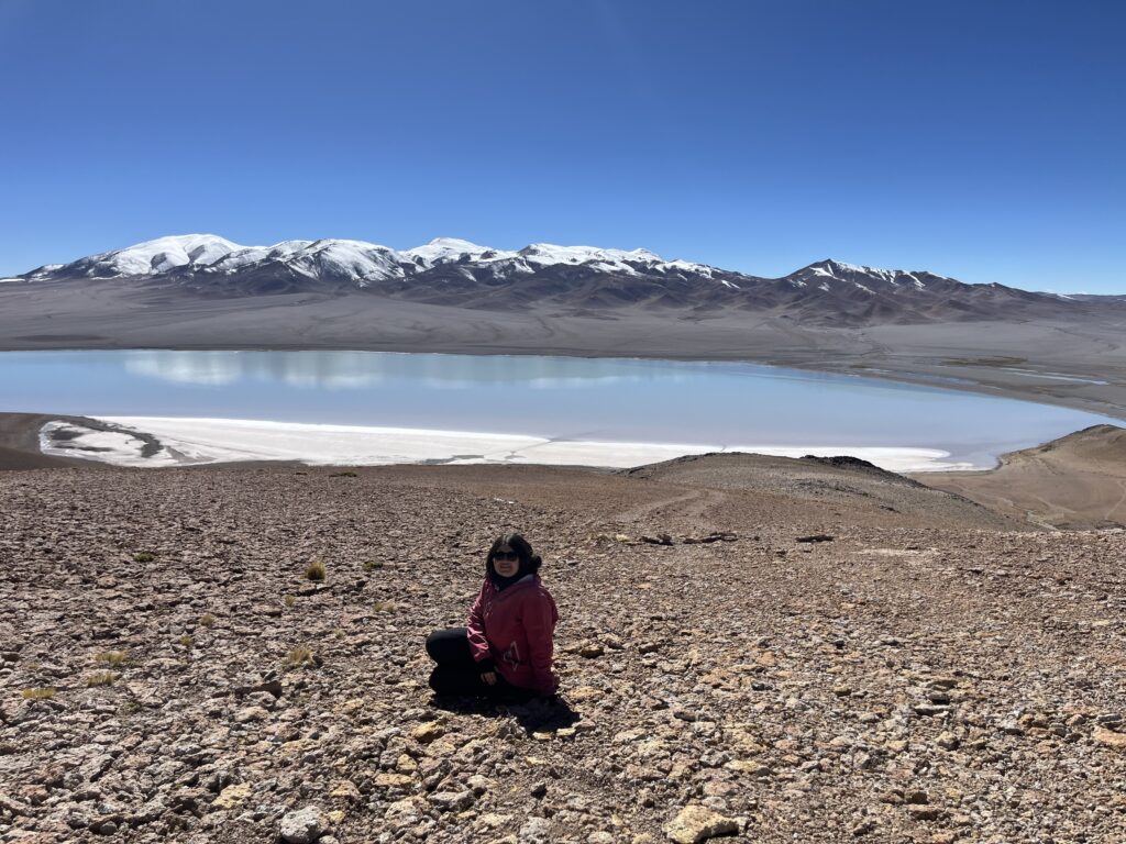 Laguna rubí en el cráter del volcán Galán