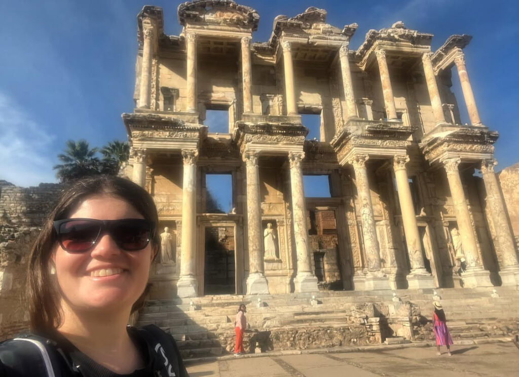 Feliz en la biblioteca de Celso