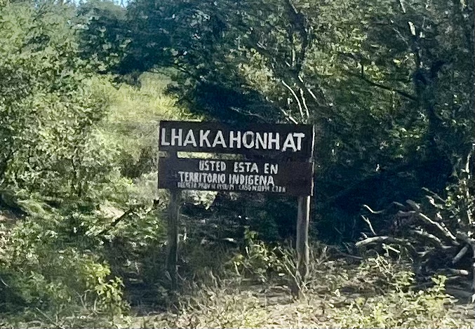 Señalización de Lhakahonat en Santa Victoria del Este