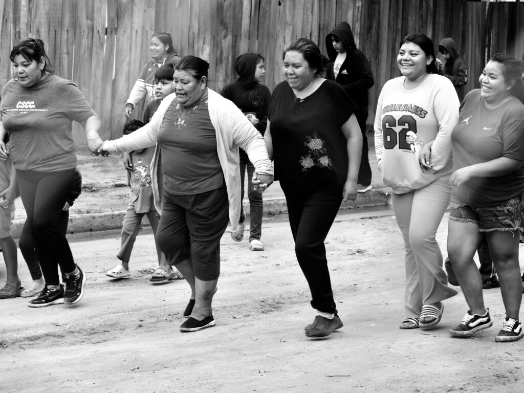 El pin pin se baila saltando