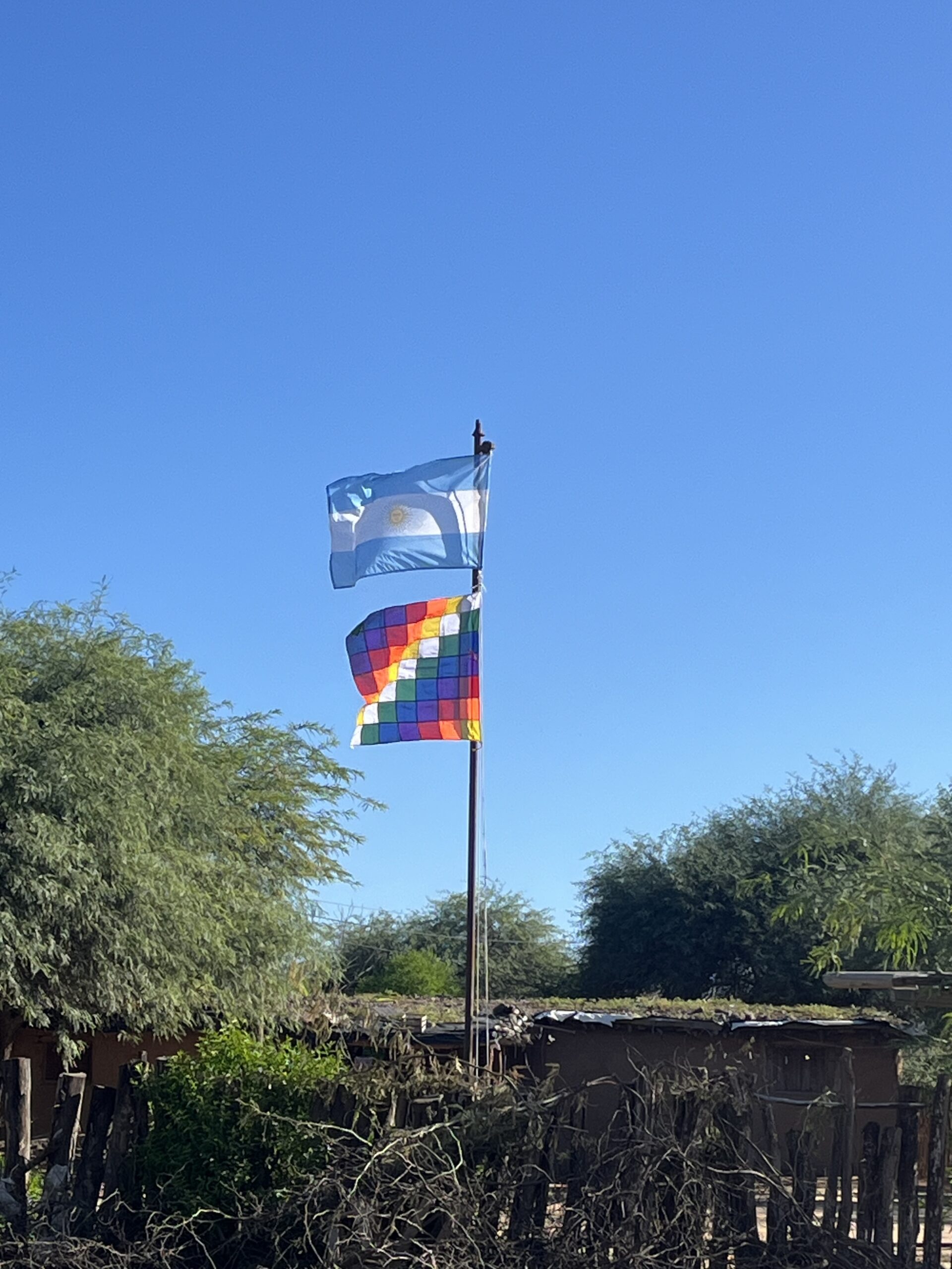 Whipala y bandera argentina ondeando en Alto la Sierra