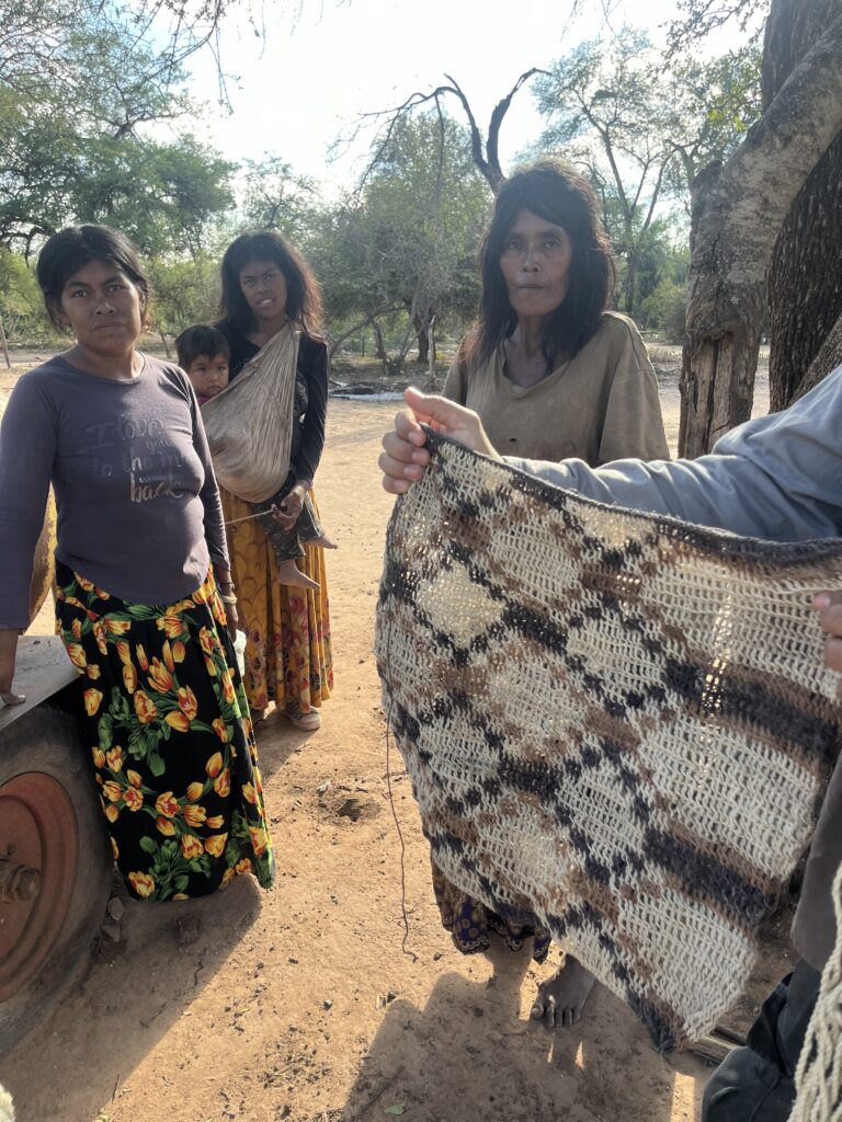 Mujeres wichí de Providencia y muestra de su artesanía en chaguar