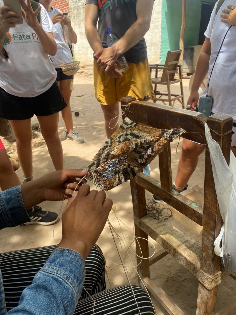 Artesana tejiendo una yika de chaguar