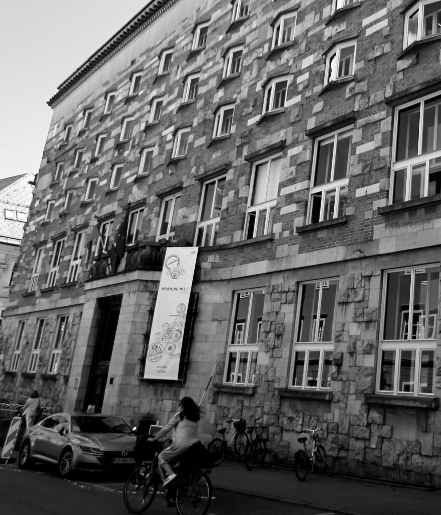 Biblioteca de Liubliana, con sus ventanas en forma de libro abierto