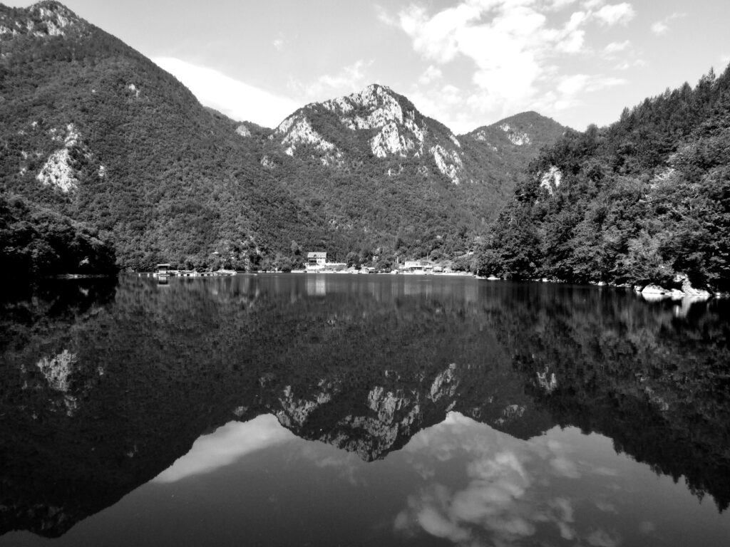 Navegando por el lago Perucać y el río Drina