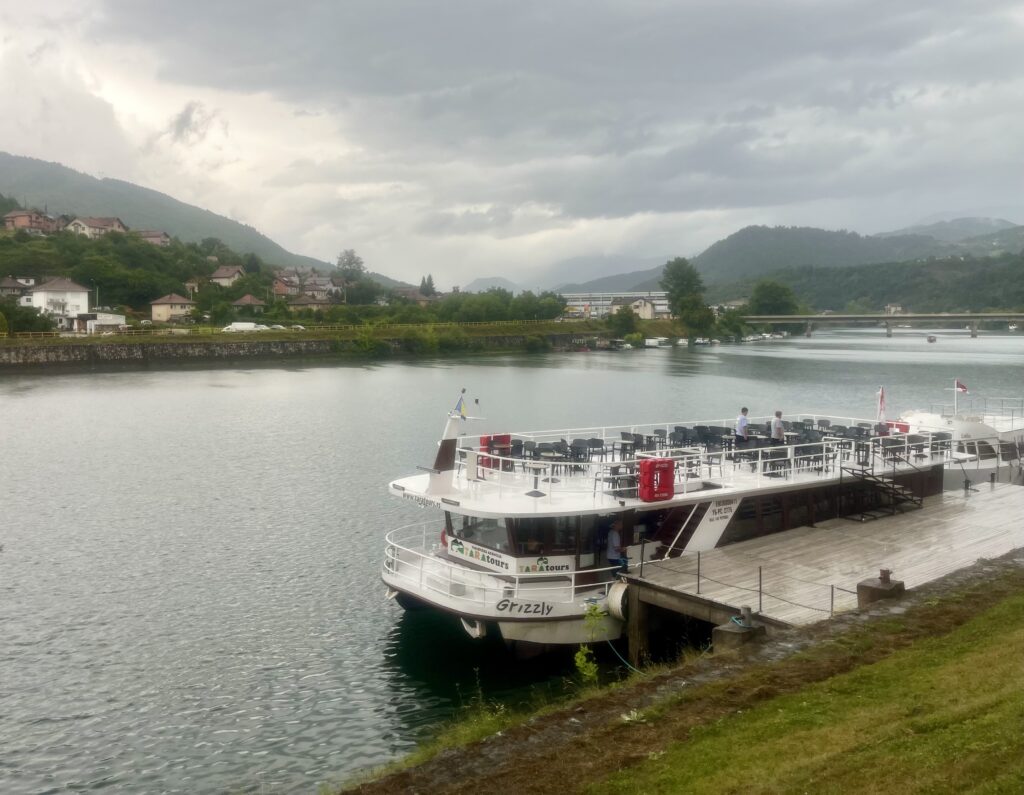 Barco para navegar de Perućac a Visegrad