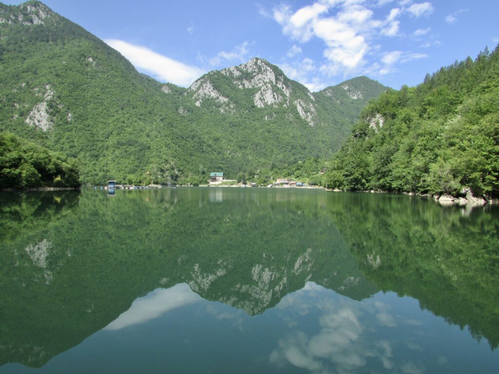 Paisajes del lago Perućac