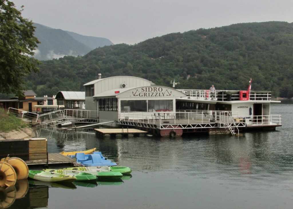 Embarcadero en el lago Perućac