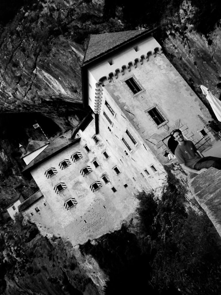 Lucas y el castillo de Predjama