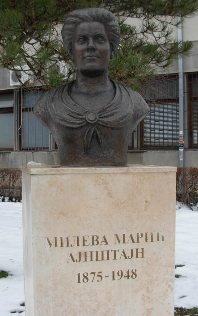 Busto de Mileva Marić en la universidad de Novi Sad