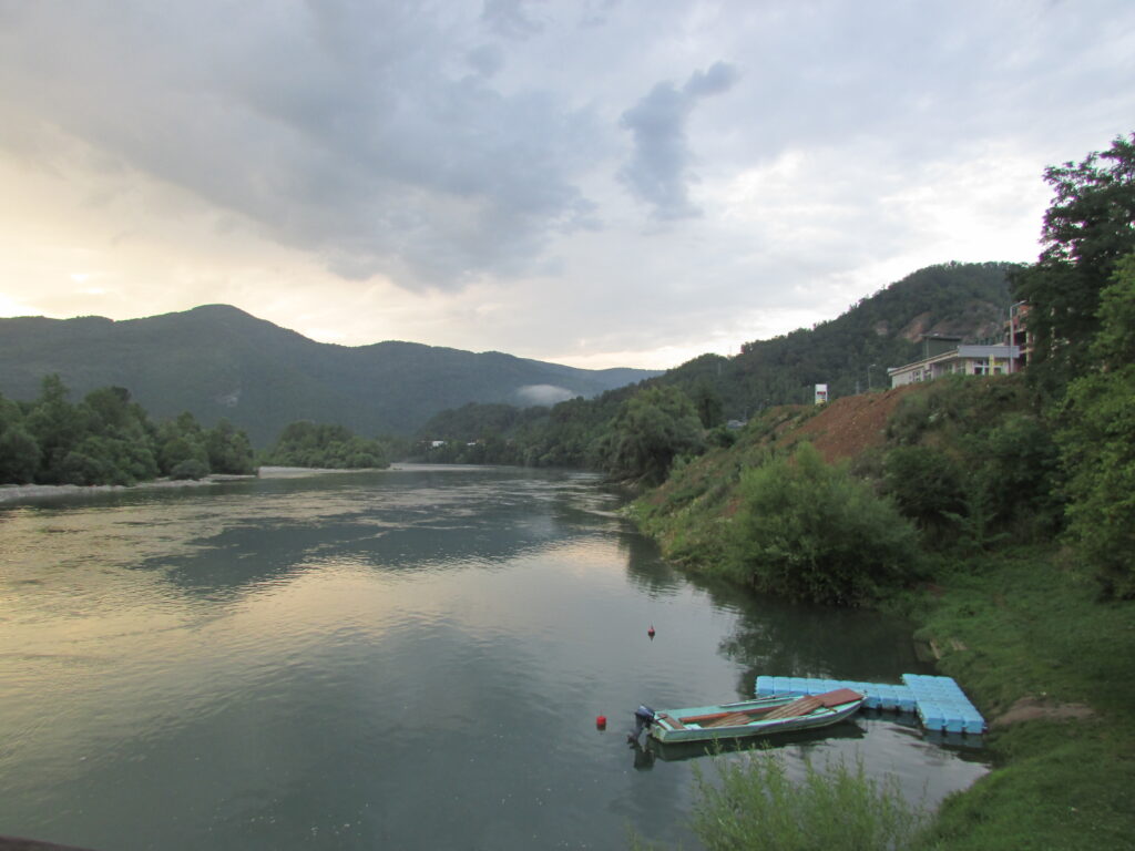 Atardecer sobre el río Drina