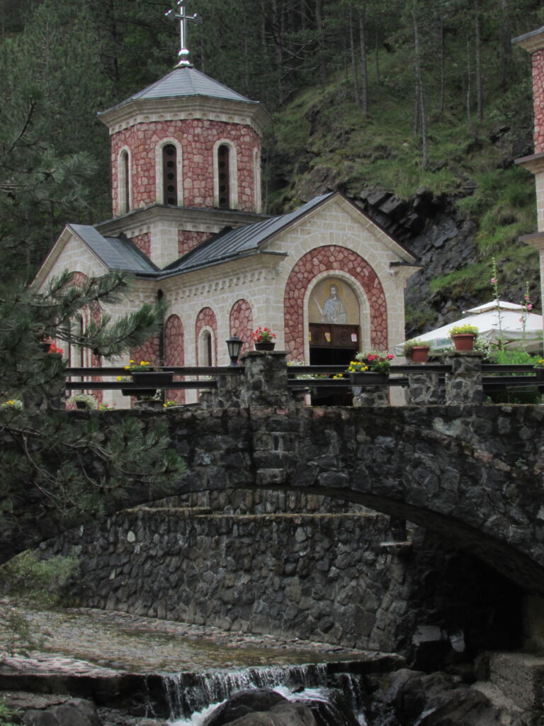 Iglesia de San Juan Bautista, con la fuente curativa Agua blanca en Mokra Gora, Serbia.