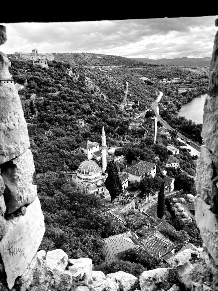 vistas desde la ventana de la torre de Blagaj